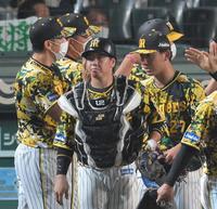 　完封勝利の伊藤将（右）を迎える矢野監督（左）＝撮影・高部洋祐