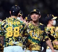 　完封勝利を飾った伊藤将（中央）は矢野監督とタッチする（撮影・山口登）
