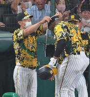 　７回、ソロを放ったロハス（右）にメダルをかける矢野監督（撮影・高部洋祐）