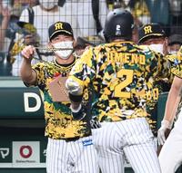 　４回、ソロを放った梅野を特製メダルを持って迎える矢野監督（撮影・田中太一）