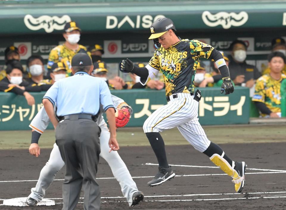 １回、内野安打を放ち、一塁に駆け込む佐藤輝（撮影・高部洋祐）