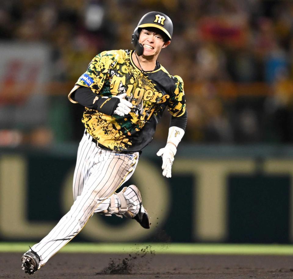 　６回、三塁打を放ち、必死の形相で激走する中野（撮影・田中太一）