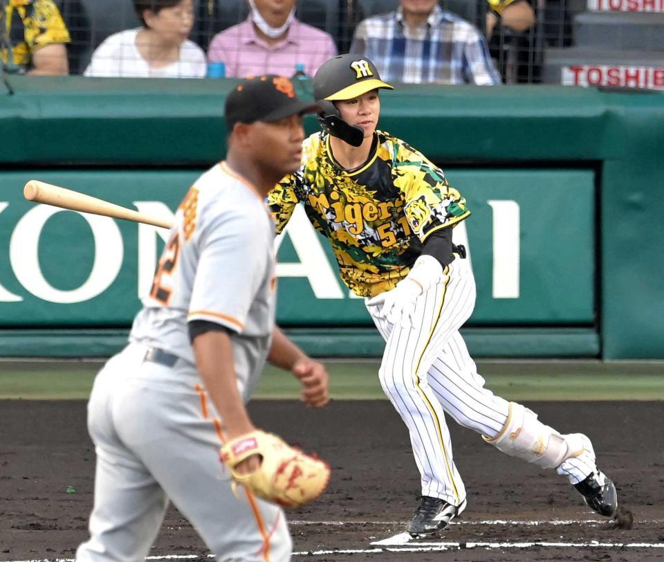 　１回、メルセデス（手前）から左前打を放つ中野（撮影・高部洋祐）