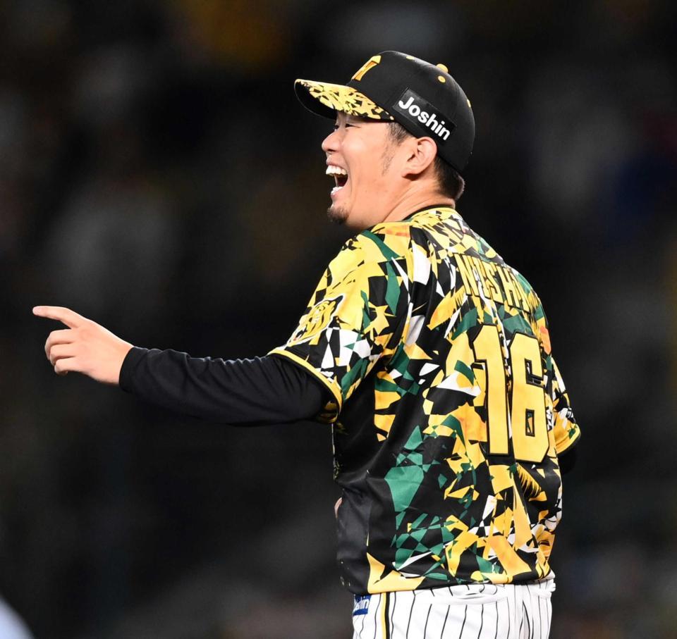 　６回、岡本和を打ち取った西勇は笑顔で野手に声をかける（撮影・田中太一）