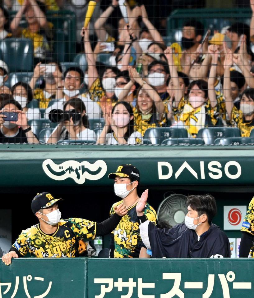 　９回、ケラーが最後を締めベンチで坂本（左）とタッチを交わす西勇（撮影・田中太一）