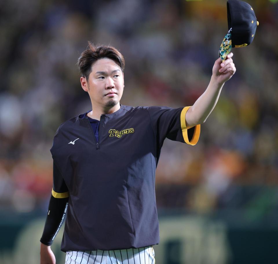 スタンドのファンに帽子を振る西勇（撮影・坂部計介）