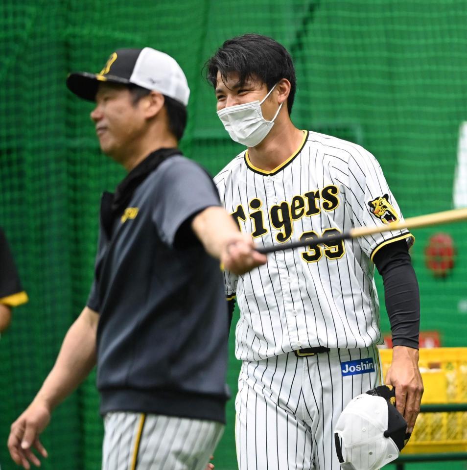 　藤井彰コーチにあいさつする栄枝（撮影・田中太一）