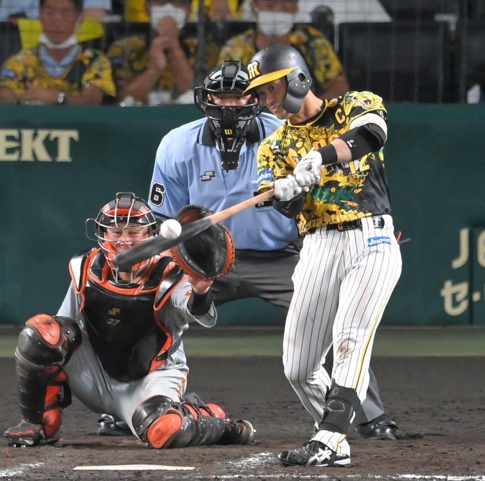 　２点適時二塁打を放つ坂本＝１３日