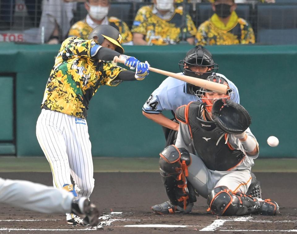 　１回、左前に先制適時打を放つ近本（撮影・高部洋祐）