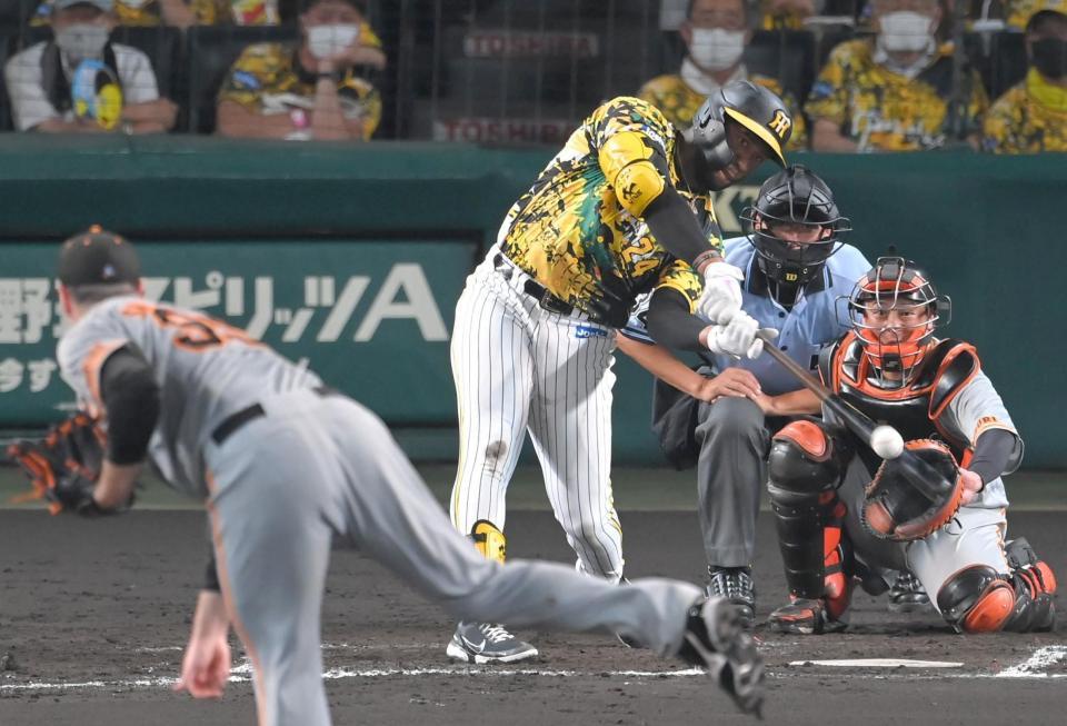 　７回、シューメーカー（左）からソロを放つロハス（撮影・高部洋祐）