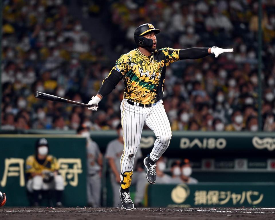 　７回、ロハスは右越えにソロを放つ（撮影・山口登）