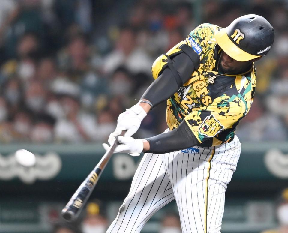 　７回、ソロを放つロハス（撮影・田中太一）