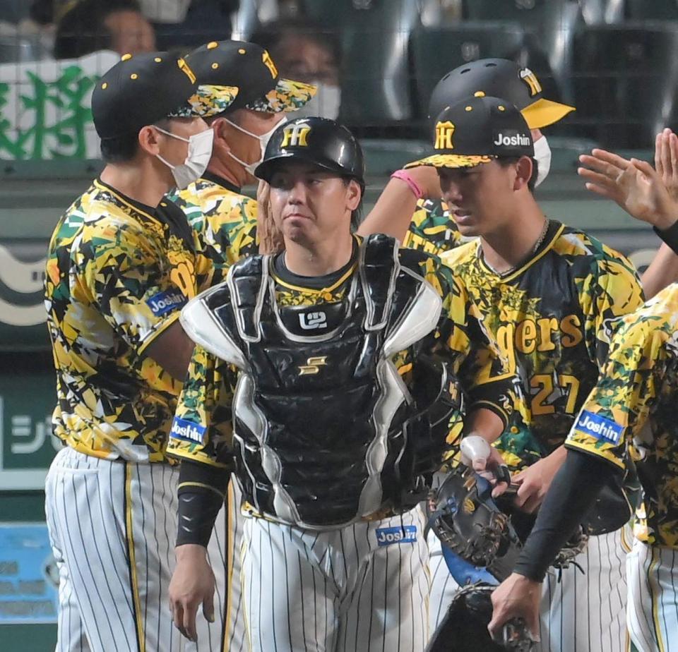 　完封勝利の伊藤将（右）を迎える矢野監督（左）＝撮影・高部洋祐