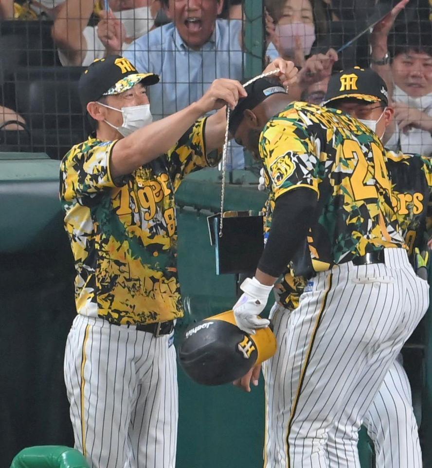 　７回、ソロを放ったロハス（右）にメダルをかける矢野監督（撮影・高部洋祐）