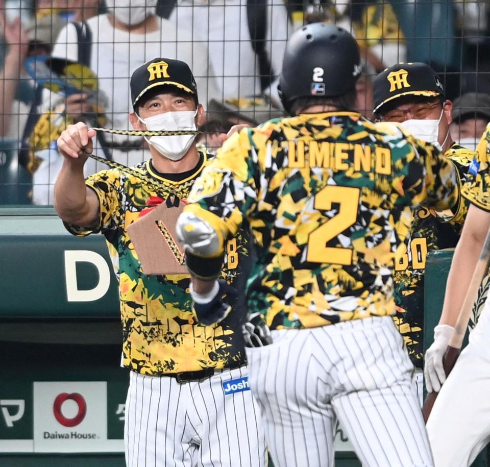 　４回、ソロを放った梅野を特製メダルを持って迎える矢野監督（撮影・田中太一）