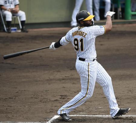 　１回、安打を放つロドリゲス（撮影・石井剣太郎）
