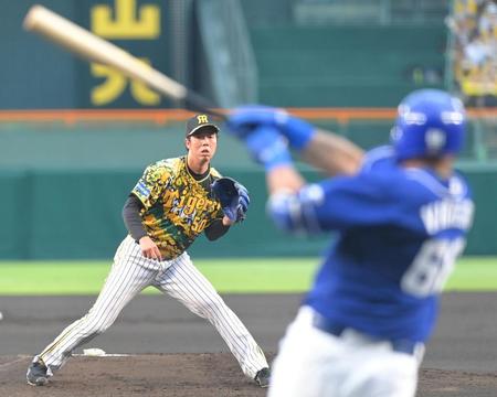 　１回、ビシエド（手前）を併殺に打ち取る青柳（撮影・高部洋祐）