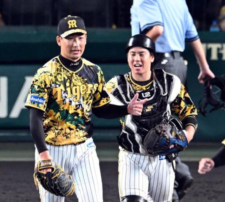 　１点差を守り、勝利を喜ぶ岩崎（左）と梅野（撮影・山口登）