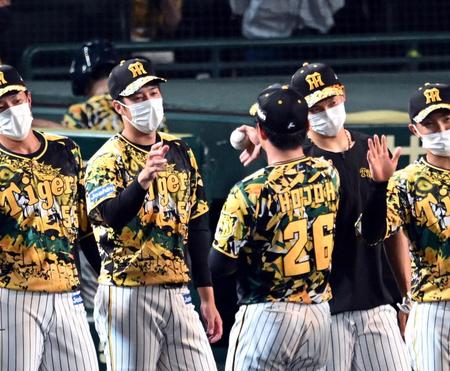 　青柳（中央左）は北條からウイニングボールを贈られる（撮影・山口登）