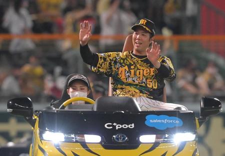 　リリーフカーに乗ってスタンドに手を振る青柳（撮影・高部洋祐）