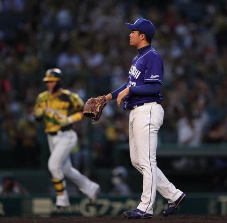 　２回、北條（左）に２ランを浴び、ガックリの上田（撮影・坂部計介）