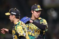 　６回表を投げ終え、笑顔でベンチに戻る青柳（撮影・坂部計介）