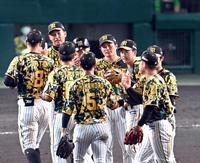 　中日に勝利しマウンドに集まる北條（中央）ら阪神ナイン（撮影・山口登）