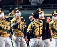 　青柳（中央左）は北條からウイニングボールを贈られる（撮影・山口登）