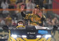 　リリーフカーに乗ってスタンドに手を振る青柳（撮影・高部洋祐）