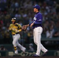 　２回、北條（左）に２ランを浴び、ガックリの上田（撮影・坂部計介）