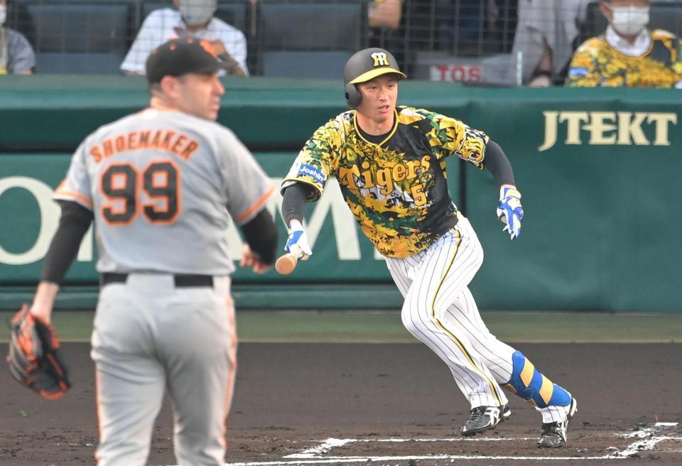 　１回、シューメーカー（左）から先制適時打を放つ近本（撮影・高部洋祐）