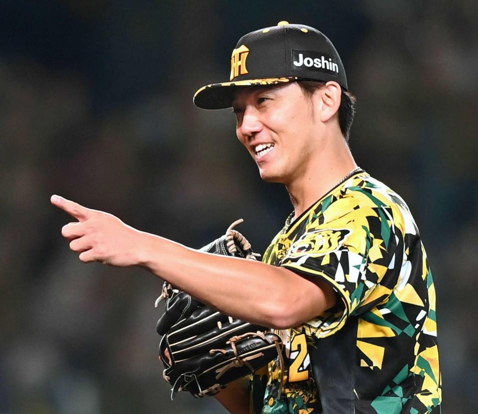 　完封勝利を飾り笑顔の伊藤将