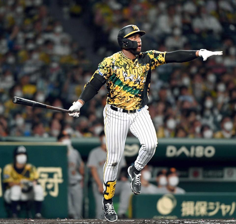 　７回右越えソロを放つロハス（撮影・山口登）