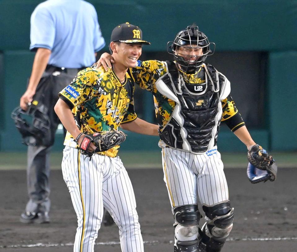 　完封勝利を飾り、梅野（右）の祝福を受ける伊藤将（撮影・高部洋祐）