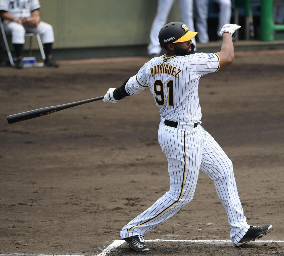 　１回、安打を放つロドリゲス（撮影・石井剣太郎）