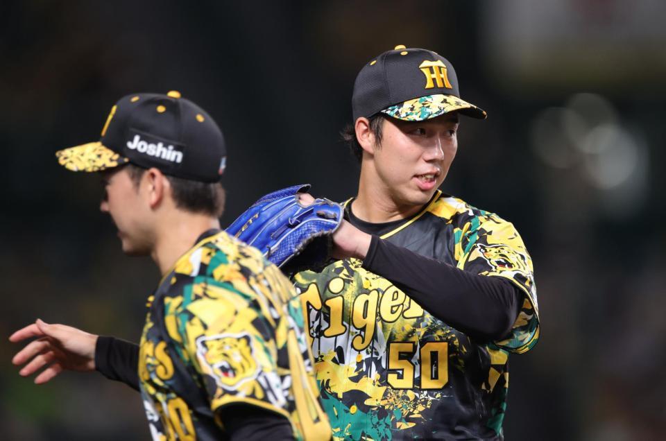 　６回表を投げ終え、笑顔でベンチに戻る青柳（撮影・坂部計介）