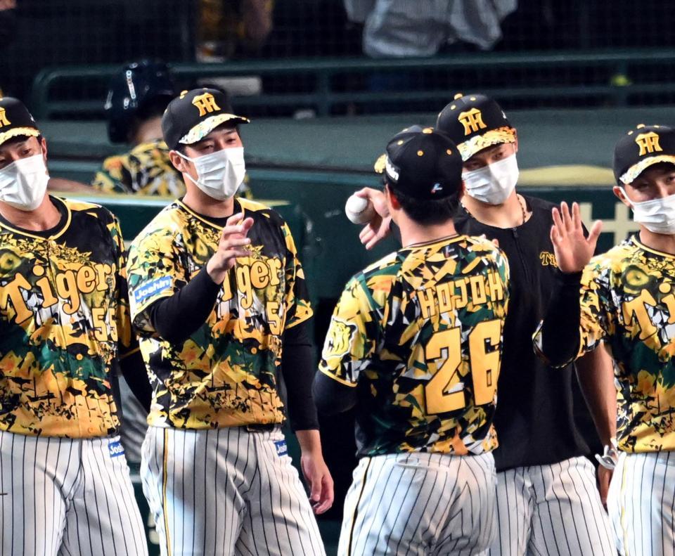 　青柳（中央左）は北條からウイニングボールを贈られる（撮影・山口登）