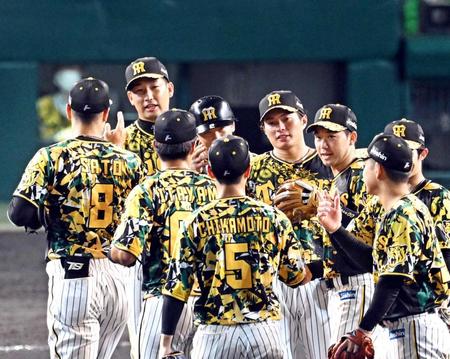 　中日に勝利しマウンドでタッチを交わす岩崎（左から２人目）、北條（中央）ら阪神ナイン（撮影・山口登）