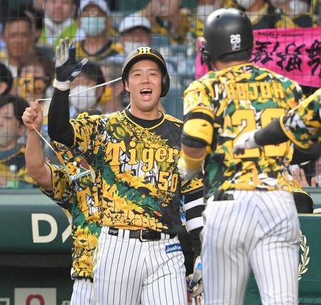 　２回、２ランを放った北條（右）を笑顔で迎える