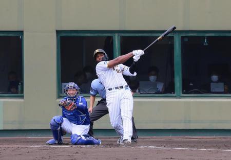 　３回、左中間を破る適時二塁打を放つロドリゲス（撮影・石湯恒介）