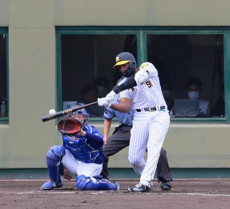 　３回、左中間を破る適時二塁打を放つロドリゲス（撮影・石湯恒介）