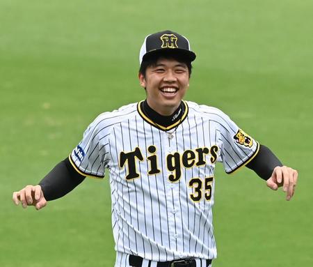 　練習中、リラックスとした表情を見せる才木（撮影・山口登）