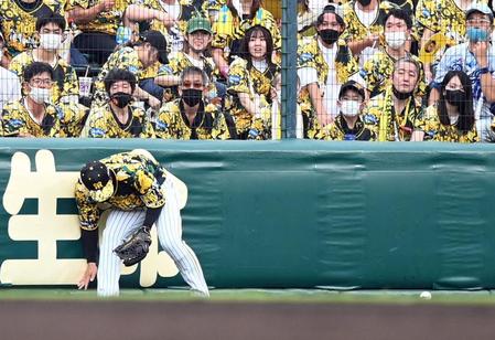 　２回、陽川は高橋周の打球を後逸する（撮影・山口登）