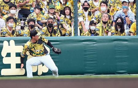 　２回、陽川は高橋周の打球を後逸する（撮影・山口登）