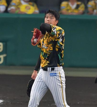 　２回、先制を許し汗をぬぐう才木（撮影・神子素慎一）