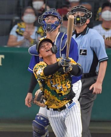 　２回、右飛に倒れる陽川（撮影・神子素慎一）
