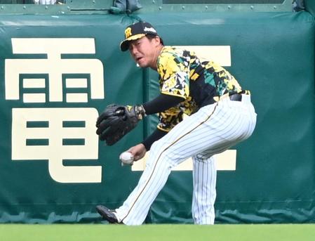 　２回、高橋周の打球を取り損ね先制を許す陽川（撮影・田中太一）