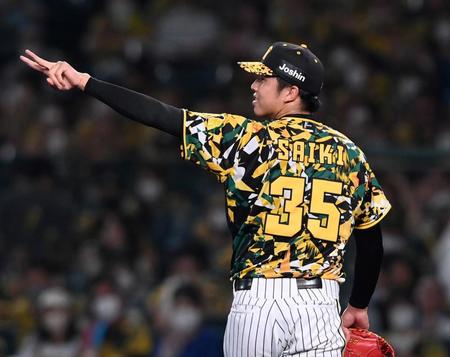 　６回、ピンチを切り抜けた才木は引き揚げる野手陣に合図を送る（撮影・田中太一）