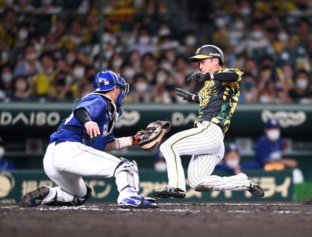 　９回、近本は糸原の内野ゴロで生還する（撮影・山口登）