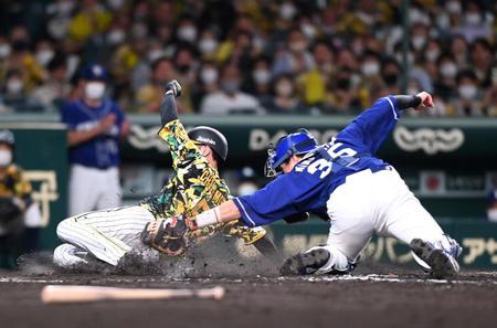 　９回、近本は糸原の内野ゴロで生還する（撮影・山口登）